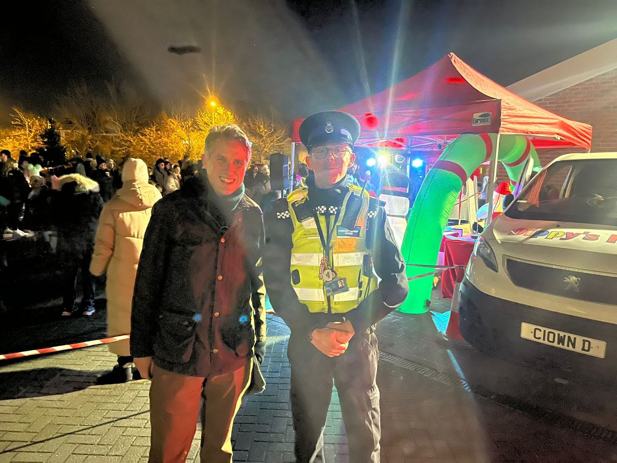SStaffsPolice's tweet photo. PCSO Millichap was at Huntington Christmas Light Switch on this evening engaging with members of the local community along with Local Councillors and Sir Gavin Williamson who were also in attendance.
#opcadence https://t.co/LMeUzdCKyz