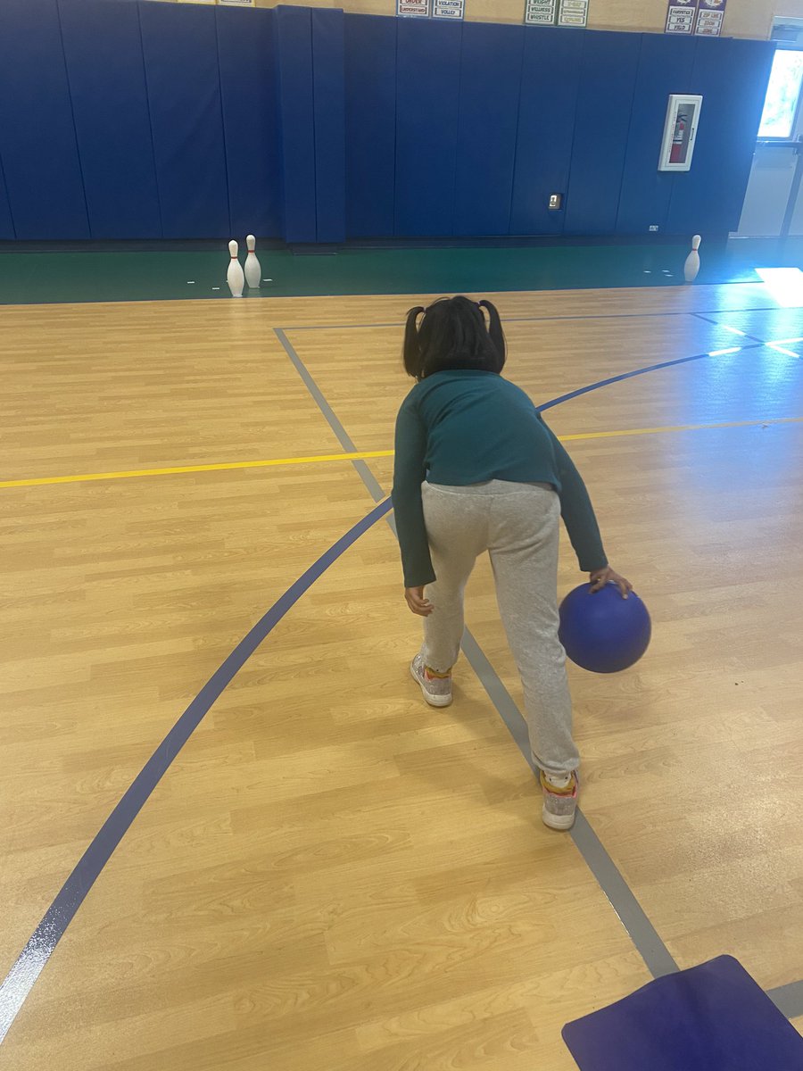 Mrs_LambertPE's tweet photo. We concluded our rolling unit with ladder bowling. S’s start with 1 pin. Get a strike, add another pin. Continue adding pins until you get a strike with 6 pins then work your way back down to 1 pin. Thanks @KristenCoyne16 for the extra equipment &amp; @pe4everykid for the idea. 🎳 https://t.co/du843uGgeM