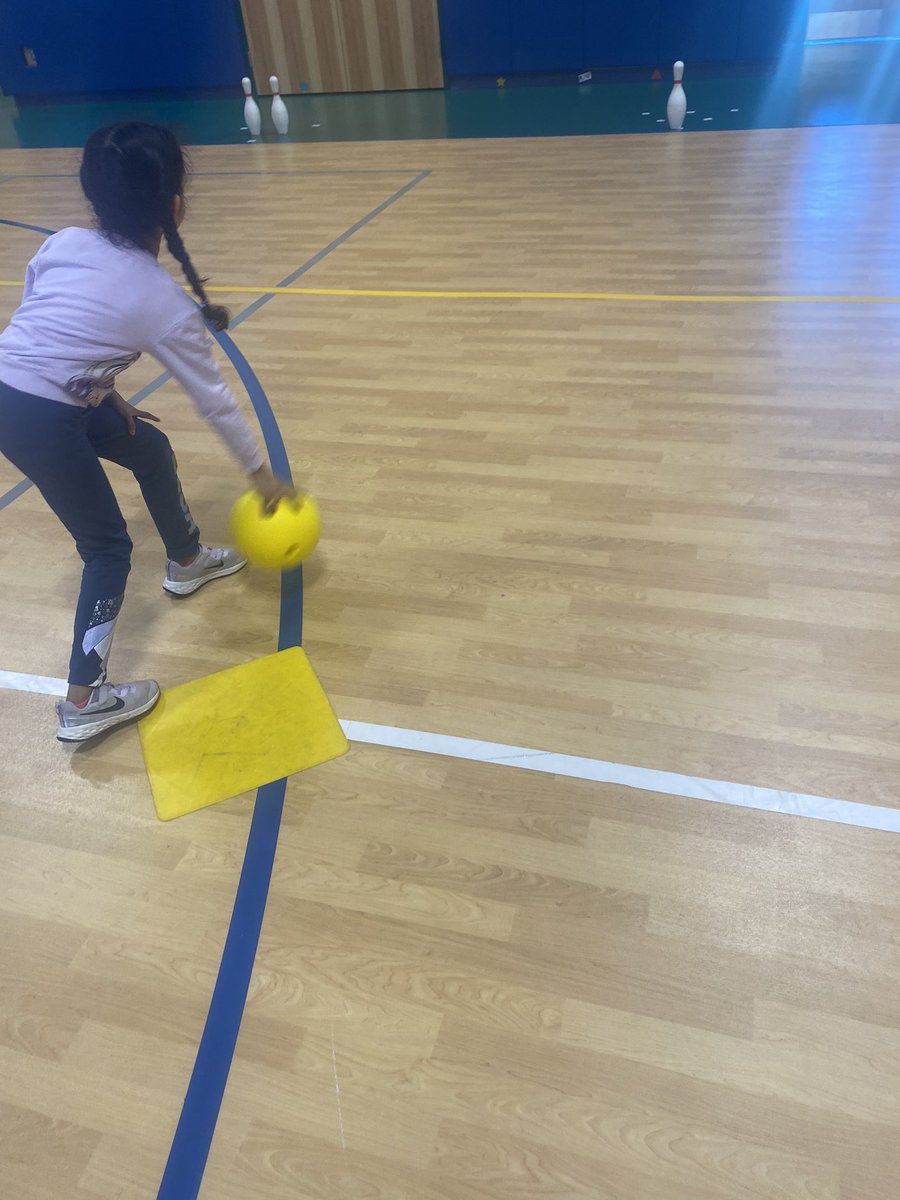 Mrs_LambertPE's tweet photo. We concluded our rolling unit with ladder bowling. S’s start with 1 pin. Get a strike, add another pin. Continue adding pins until you get a strike with 6 pins then work your way back down to 1 pin. Thanks @KristenCoyne16 for the extra equipment &amp; @pe4everykid for the idea. 🎳 https://t.co/du843uGgeM