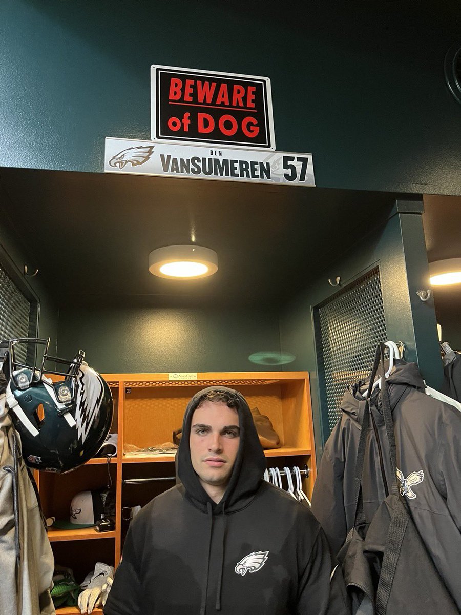 Eagles LB Ben VanSumeren has placed a “BEWARE OF DOG” sign above his locker ahead of Sunday. ( 📸: @AndrewDiCecco )