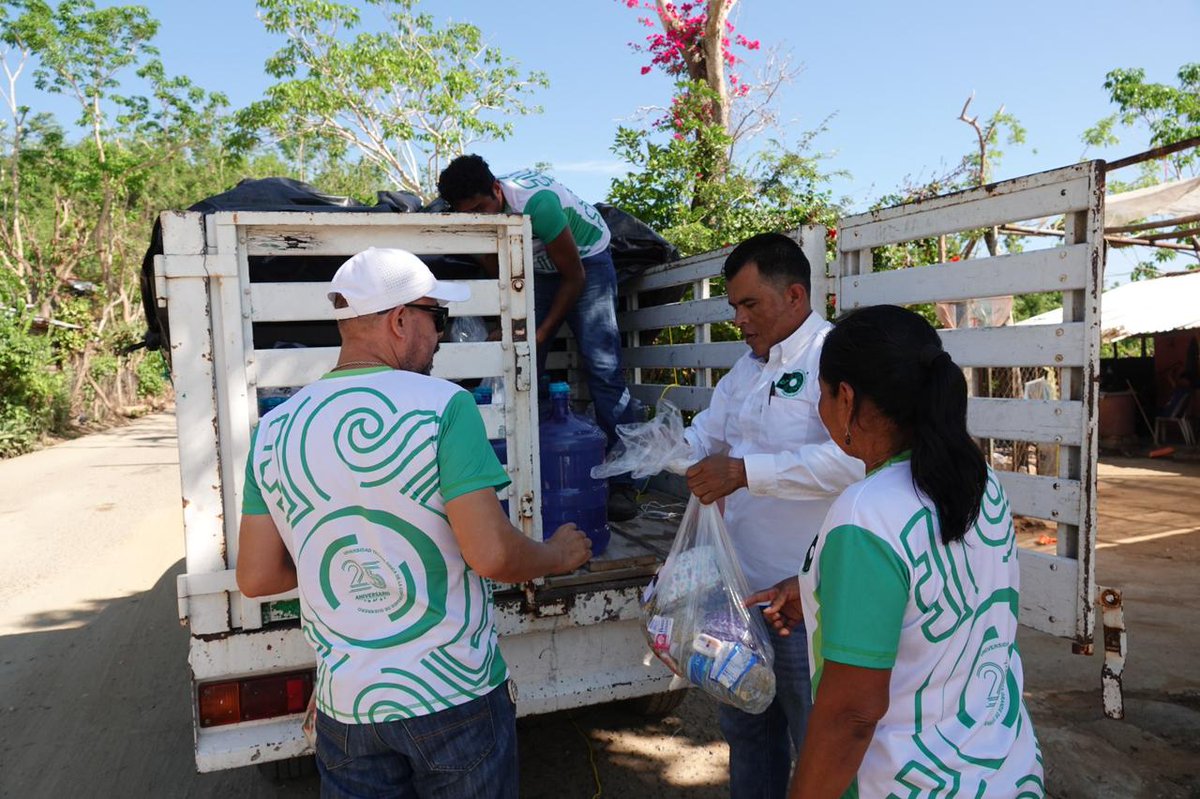 INGE_OPD's tweet photo. Con el objetivo de seguir atendiendo a las comunidades afectadas por el paso del huracán #Otis, como lo ha instruido la gobernadora Evelyn Salgado Pineda, brigadistas de la Universidad Tecnológica de la Costa Grande de #Guerrero, entregan kits de limpieza. https://t.co/pDELiJc8kT