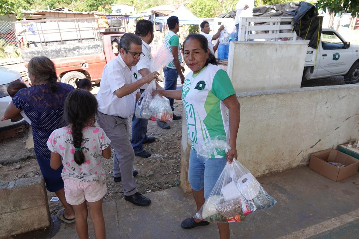INGE_OPD's tweet photo. Con el objetivo de seguir atendiendo a las comunidades afectadas por el paso del huracán #Otis, como lo ha instruido la gobernadora Evelyn Salgado Pineda, brigadistas de la Universidad Tecnológica de la Costa Grande de #Guerrero, entregan kits de limpieza. https://t.co/pDELiJc8kT