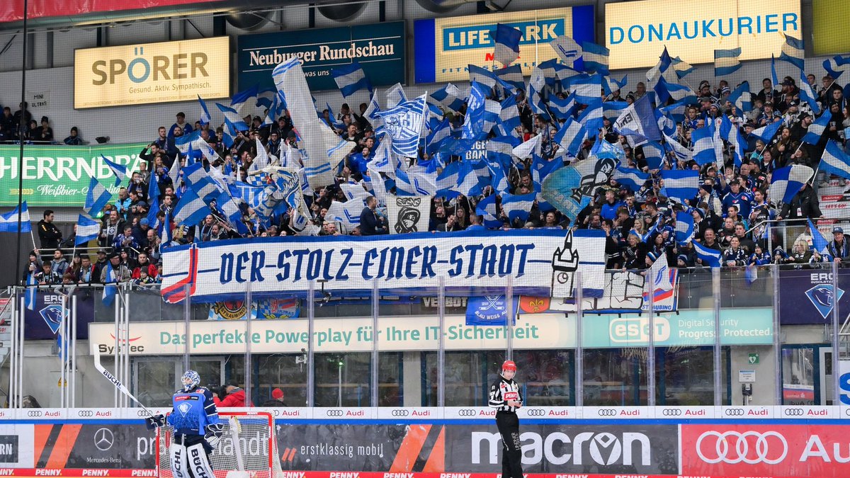 srtigersfans's tweet photo. 🔵 DER STOLZ EINER STADT ⚪️
Auch heute unterstützen auswärts wieder viele Tigersfans die Mannschaft! 👏🐯
#tigershockey #straubing #INGSTR #INGvsSTR https://t.co/uUCcQahBfb