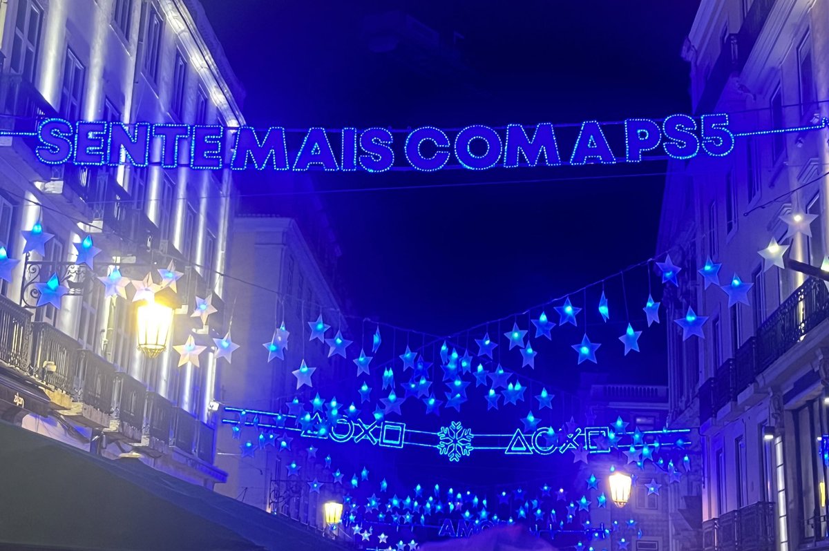 laia_lp's tweet photo. ahora las luces navideñas son publicidad de la ps5 puto capitalismo https://t.co/8We26EW315