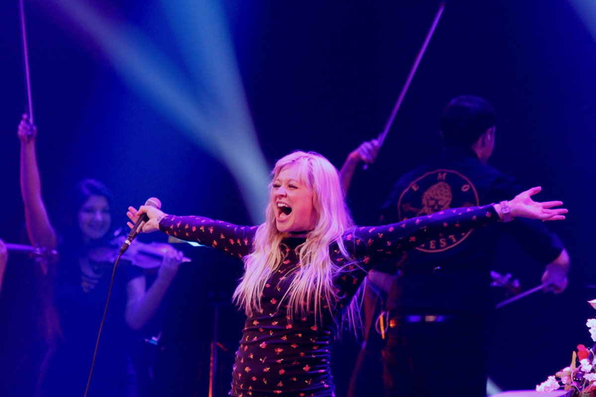 Jetta King Takes the Mic: The Local Songstress Lets Go of #Perfectionism During a <a href="/McCallumTheatre/">The McCallum Theatre</a> Performance with the #EmoOrchestra (<a href="/HawthorneHgts/">Hawthorne Heights</a>) #coachellavalley #localmusic 

cvindependent.com/2023/11/jetta-…