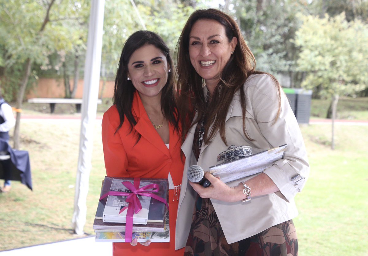 karina_ralcala's tweet photo. Maru Panganiba, en el #ForoDeEmpoderamiento, nos enseña a que ¡SI SE PUEDE! 🙋🏻♀️👏
Gracias por enseñarnos a ver las cosas desde otra perspectiva y perder el miedo a vender y venderte. 🙋🏻♀️ https://t.co/dKFLSNW5Tq