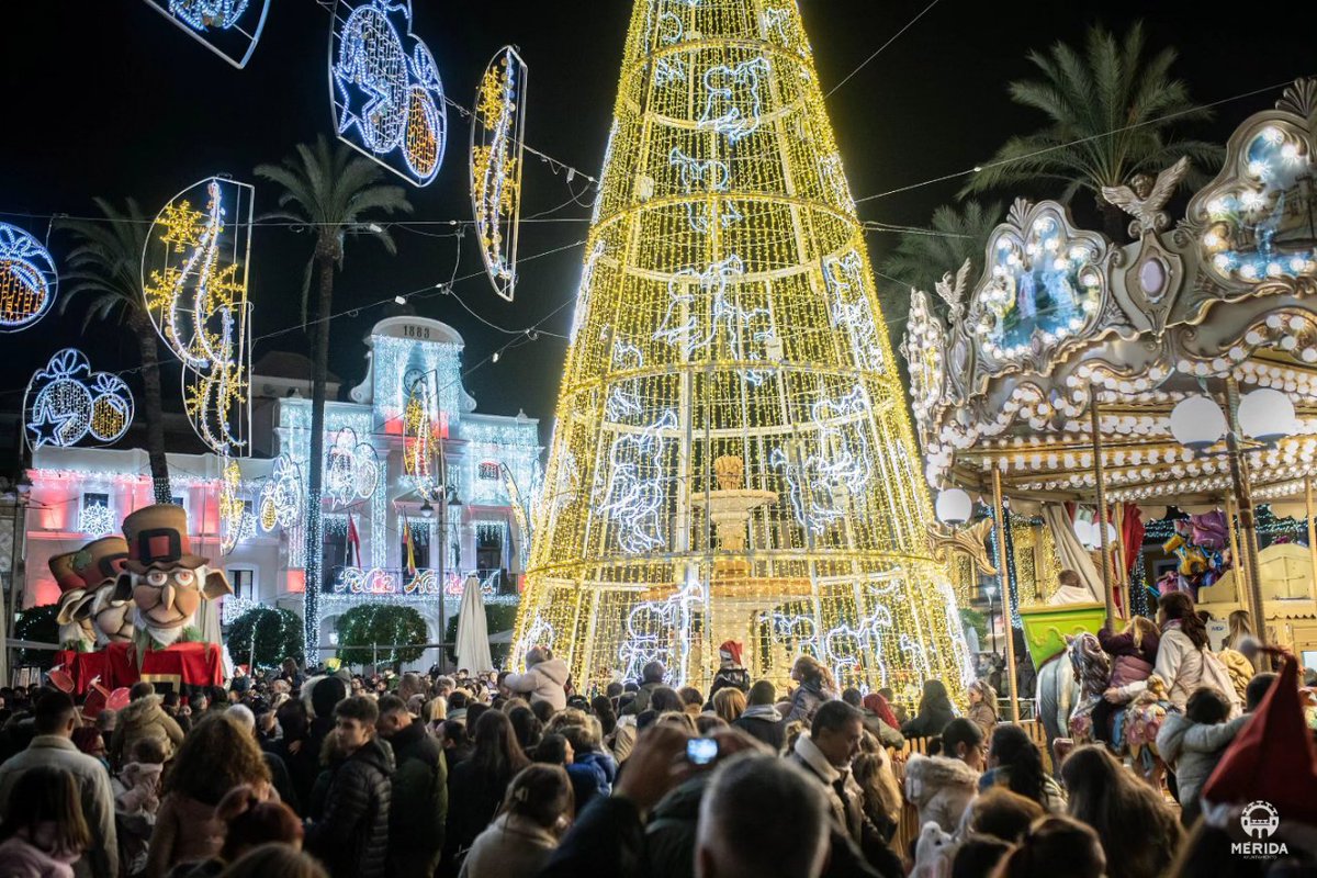 ayto_merida's tweet photo. 🎄✨ Mérida encendió su Navidad en una Plaza de España abarrotada de público que disfrutaron del pasacalle navideño y que da el pistoletazo de salida a las más de 160 actividades programadas #NavidadenMérida https://t.co/7TrLMtvAG4