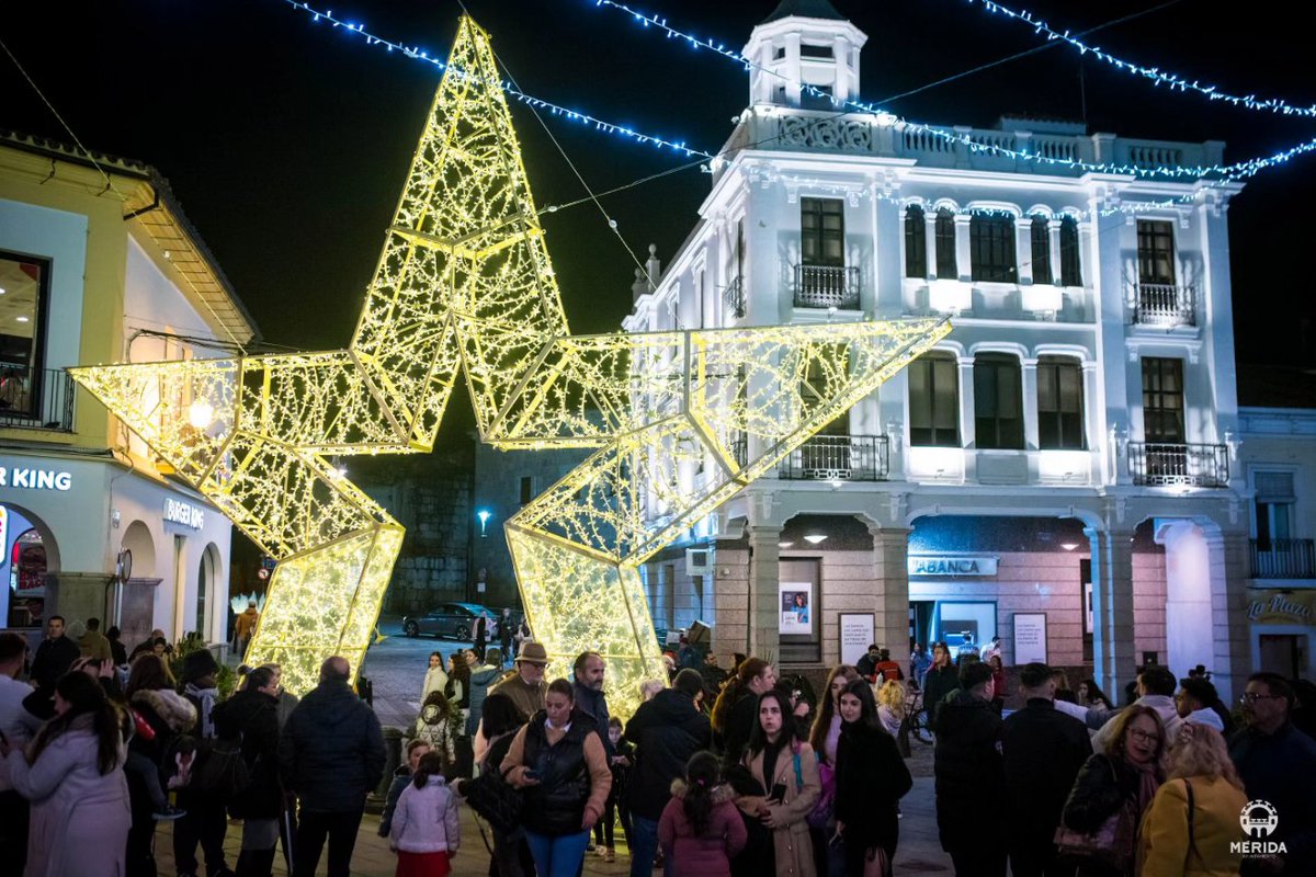 ayto_merida's tweet photo. 🎄✨ Mérida encendió su Navidad en una Plaza de España abarrotada de público que disfrutaron del pasacalle navideño y que da el pistoletazo de salida a las más de 160 actividades programadas #NavidadenMérida https://t.co/7TrLMtvAG4