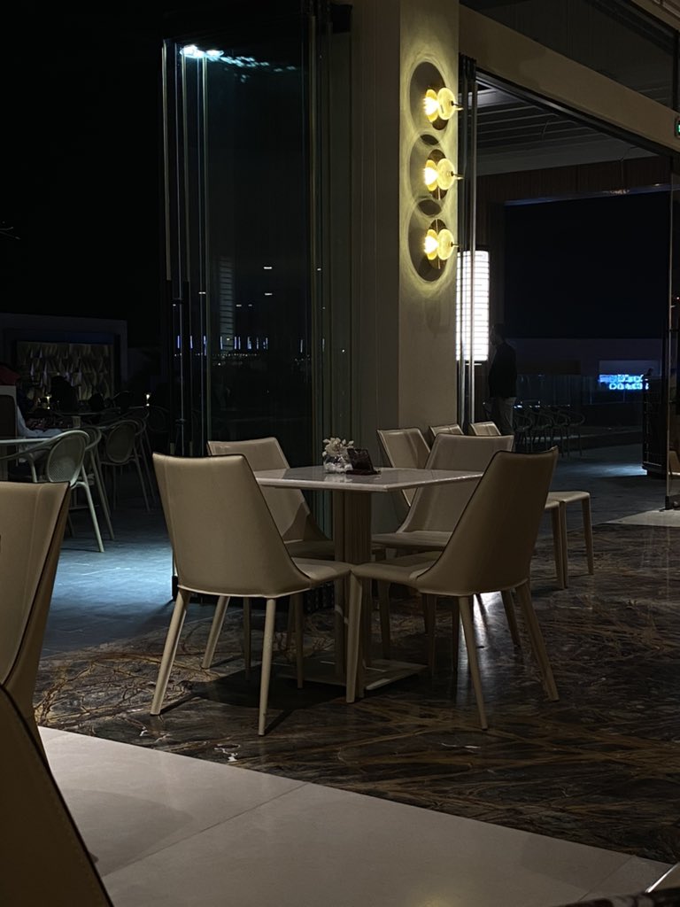 "لقد انتهى الأمر منذ تلك اللحظة التي اخترتُ فيها الصمت بدلاً من إخبارك أنني أشعر بالأسف لانك لم تعد كما كنت."