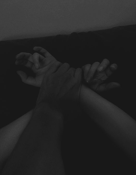 "Uyumak için yatağa girilir,koltuğa oturulmaz." diye bir laf attım ortaya. 

"Yatak ve koltuk sandığından çok daha engin amaçlar için de kullanılabilir, şaşırırsın."
#siyam