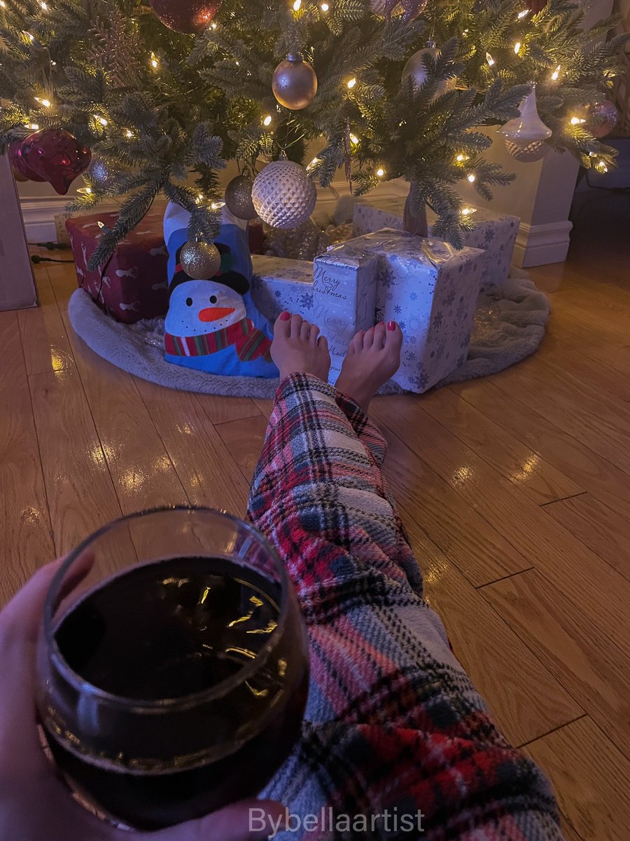 ByBellaArtist's tweet photo. What is the right time to have wine on a Friday? https://t.co/h8FdpsDweq