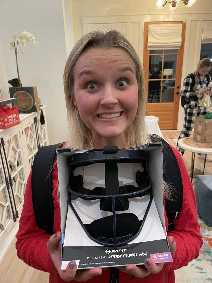 A Merry LuLu Christmas 🦁

Thank you <a href="/lululemon/">lululemon</a> and <a href="/RIPITSports/">RIP-IT</a> for our backpacks, joggers, and face mask! What a wonderful way to round out Fall semester! 🦁

#Team43 | #WinningTradition