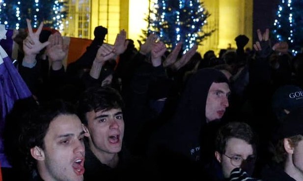 NassiraELM's tweet image. Sur cette photo du rassemblement de l'extrême droite place du Panthéon ce vendredi soir, pas moins de sept saluts nazis et saluts de Kühnen, une variante à 3 doigts du salut nazi.