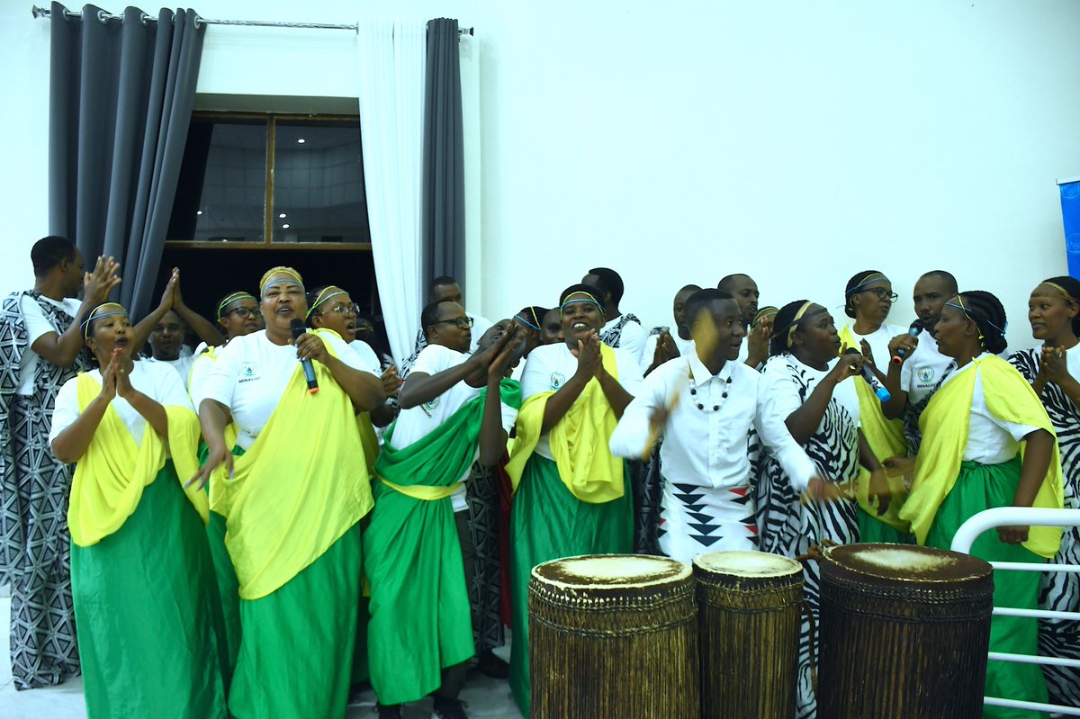 RwandaLocalGov's tweet photo. Kuri uyu mugoroba, Minisitiri @JCMusabyimana yayoboye umuhango wo gusoza #ItoreroIsonga 2023 ryitabiriwe n'Abanyamabanga Nshingwabikorwa b'Imirenge, Uturere, Intara n'Umujyi wa Kigali ryaberaga mu kigo cy'ubutore cya Nkumba.
#UmuturageKuIsonga https://t.co/WlpzRm0BfO