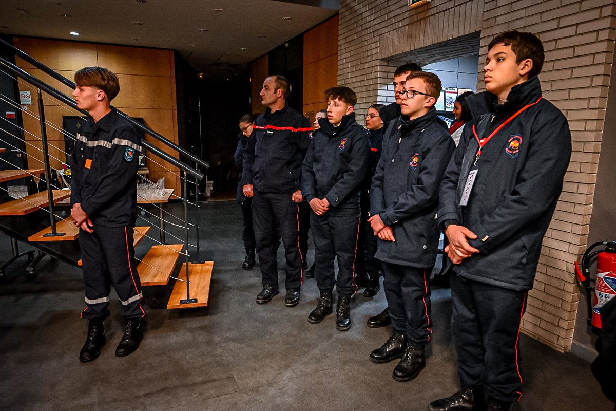 PompiersFR's tweet photo. #JeunesSapeursPompiers | Félicitations aux sections des Jeunes sapeurs-#pompiers du @SDIS79 et du @sdis42, lauréats du Prix de l’Engagement Citoyen décerné par l’Association Nationale des Membres de l’Ordre National du Mérite. 
#ANMONM https://t.co/eUoNLuiHkb