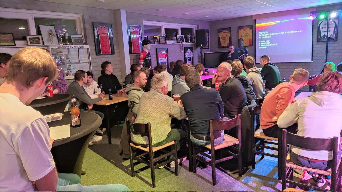 Gezellig druk bij de eerste Pubquiz in het clubgebouw.