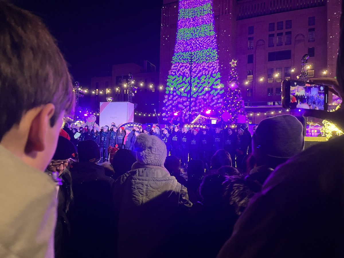 Went to #Battersea Power Station to see friend singing in the Power Station Community Choir Wonderful Xmas atmosphere with illuminations on chimneys by #Davidhockney and a glass of wine outside Very seasonal #choirs #art 🍷🎼🎨