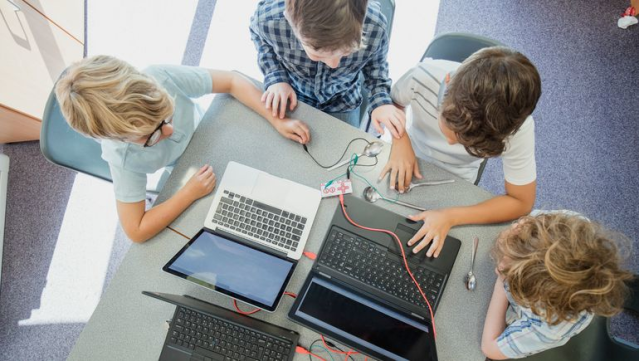 CDW_EdStrats's tweet photo. "Nearly 60% of U.S. high schools currently offer classes in foundational computer science." Numbers are improving, but many schools still have no #ComputerScience curriculum. #EdTech @K12DiveNews https://t.co/zHsGpwsCsG https://t.co/JmnHDyMsCV