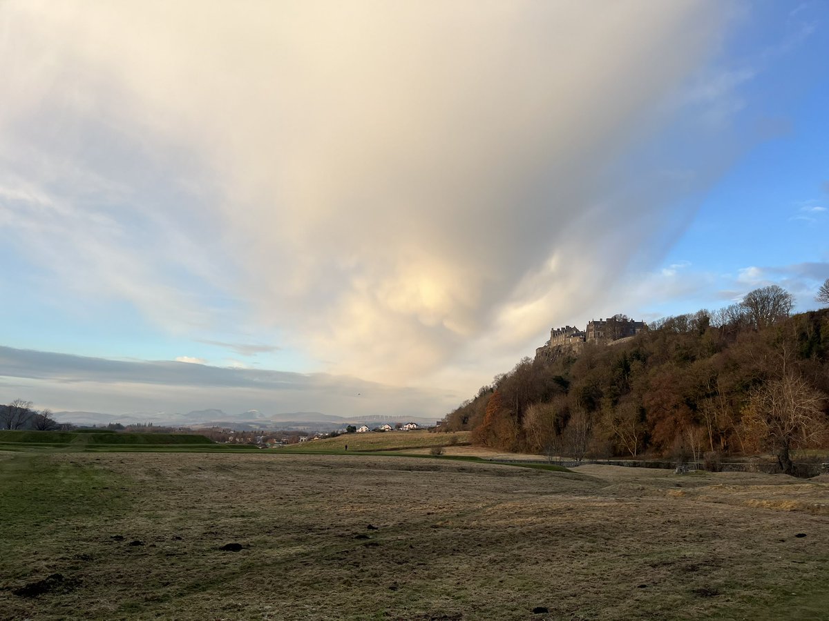 I had to stop and take this pic of @stirlingcastle today… check out that snow cloud @WindyWilson88 ?🙈🏴󠁧󠁢󠁳󠁣󠁴󠁿

#arnbegfarmstayscotland #ScotlandIsCalling