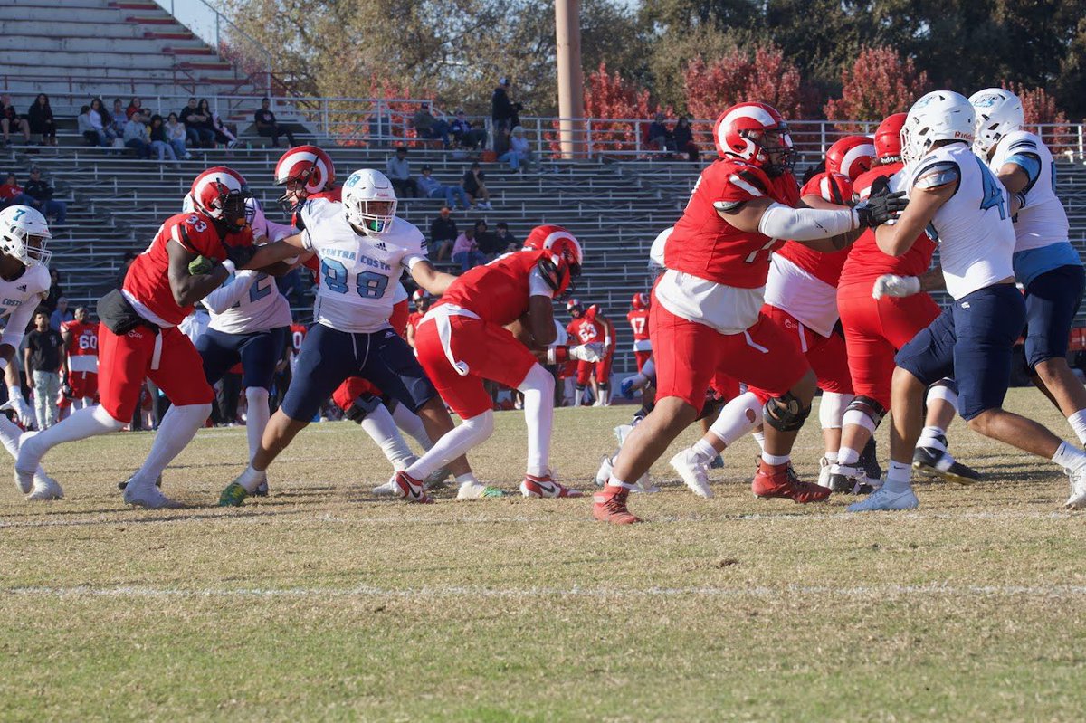 DariusHurd1's tweet photo. Gridiron bowl champs finish 6-5 great season !! Full season highlights out !! 
6’6  
265 
3x2
Dec grad 
https://t.co/YAckuy8PGE
@CCC_CometFB @CoachO60 @CoachGriffith97 @CoachDicko @CoachCharles54 @JUCOFFrenzy @JuCoFootballACE @BrandonHuffman @PlayerProMorgan @WhitworthN https://t.co/l19PWcX1cA