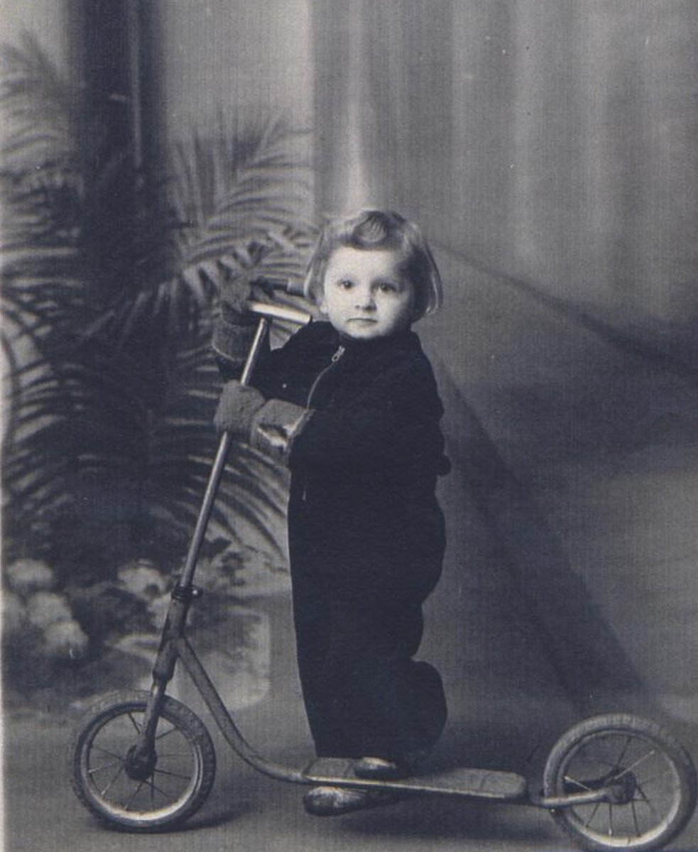 1 December 1939 | French Jewish girl, Claire Brandes, was born in Paris.

She was deported to #Auschwitz from #Drancy on 24 August 1942. She was murdered in a gas chamber after arrival selection.