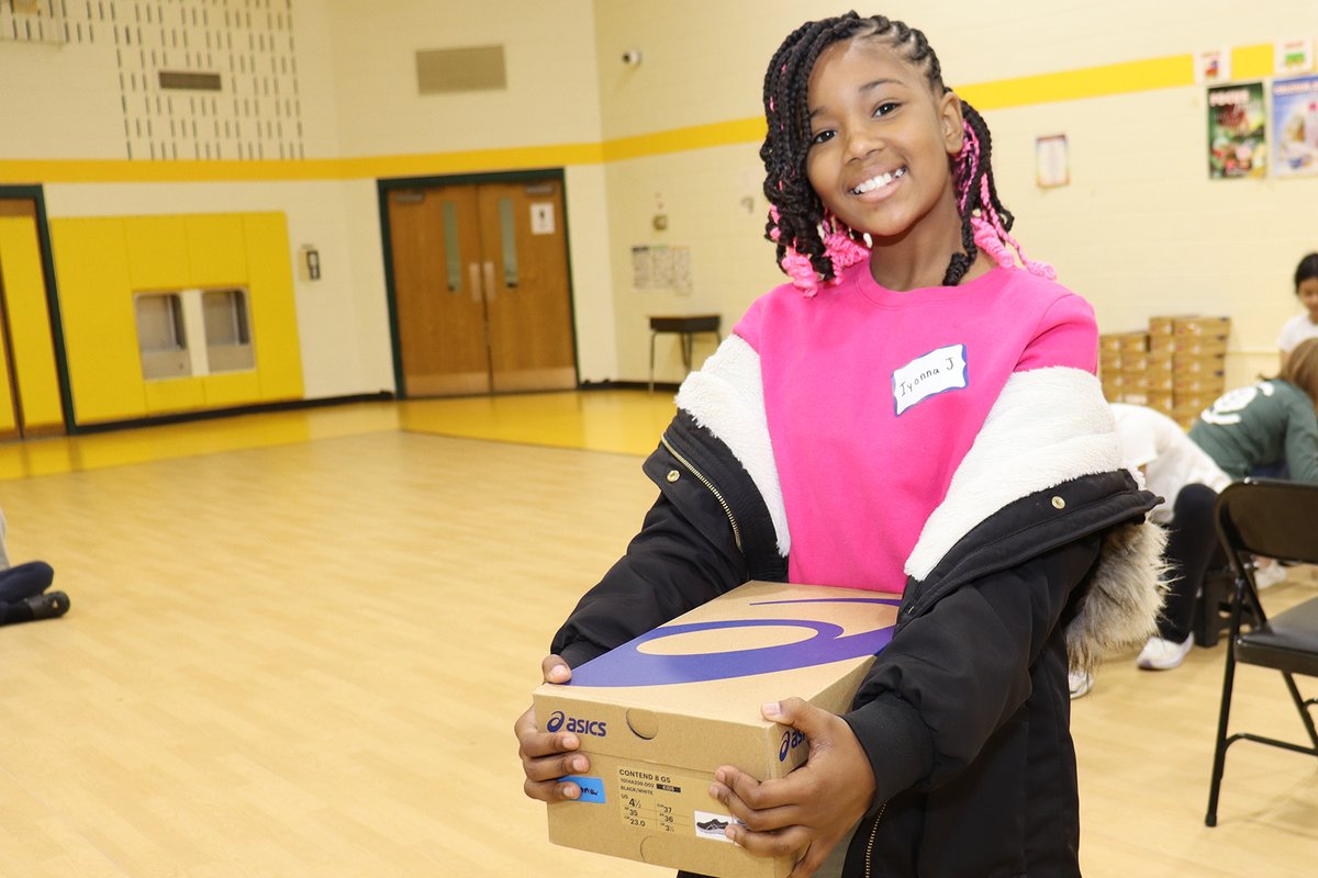 oneccps's tweet photo. By reading “J.D. and the Hair Show Showdown,” Chalkley Elementary fifth graders earned new shoes through a program called Read to Run. On Dec. 1, Curtis &amp; Co. management consulting company in partnership with nonprofit Shood put smiles on faces by putting shoes on feet. #OneCCPS https://t.co/XDpMgKO6Sp