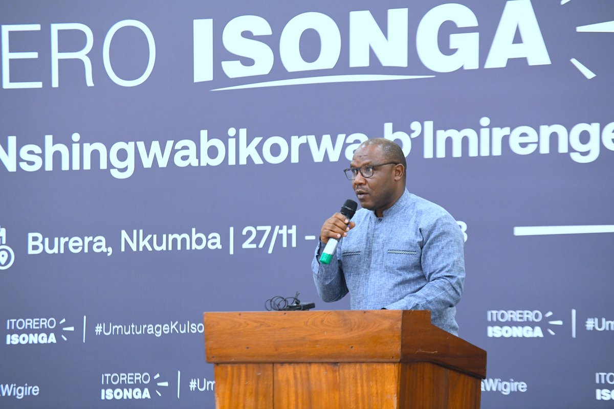 RwandaLocalGov's tweet photo. Kuri uyu mugoroba, Minisitiri @JCMusabyimana yayoboye umuhango wo gusoza #ItoreroIsonga 2023 ryitabiriwe n'Abanyamabanga Nshingwabikorwa b'Imirenge, Uturere, Intara n'Umujyi wa Kigali ryaberaga mu kigo cy'ubutore cya Nkumba.
#UmuturageKuIsonga https://t.co/WlpzRm0BfO