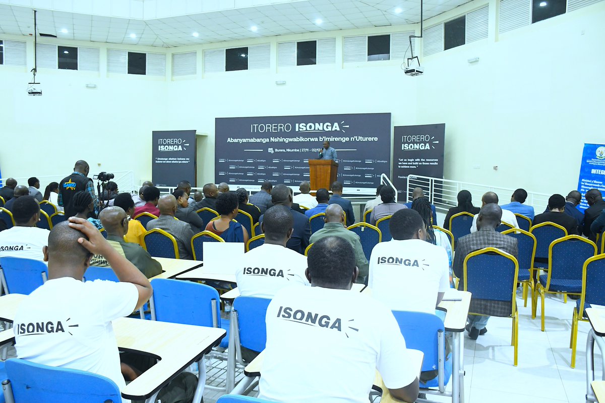 RwandaLocalGov's tweet photo. Kuri uyu mugoroba, Minisitiri @JCMusabyimana yayoboye umuhango wo gusoza #ItoreroIsonga 2023 ryitabiriwe n'Abanyamabanga Nshingwabikorwa b'Imirenge, Uturere, Intara n'Umujyi wa Kigali ryaberaga mu kigo cy'ubutore cya Nkumba.
#UmuturageKuIsonga https://t.co/WlpzRm0BfO