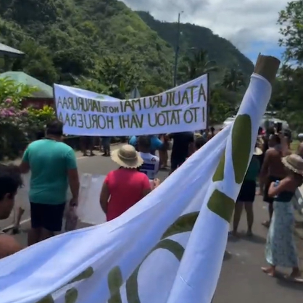 Hwnsouthshore's tweet photo. Locals cry out to prevent Olympic construction from harming Teahupoo's reef, but officials undermine their valid claims. Surfers worldwide must amplify this call to protect our oceans. #SaveTeahupoo
https://t.co/yulOtRPviJ https://t.co/YBaFmuuvNr