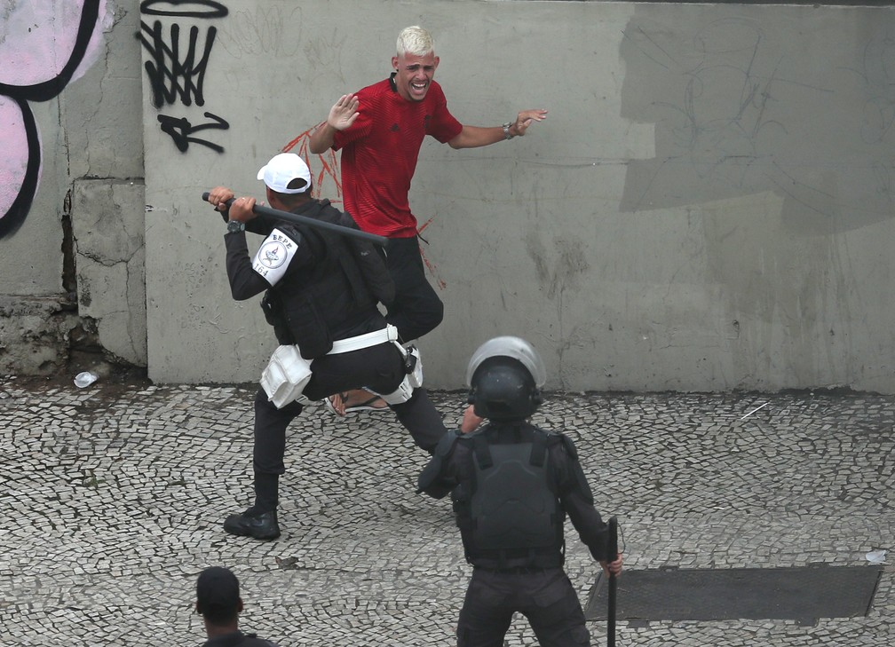 - Mas senhor eu nem sou de torcida
-E essa tatuagem de torcida ai?
-Da hora né , o marquin que faz quer o telefone dele :