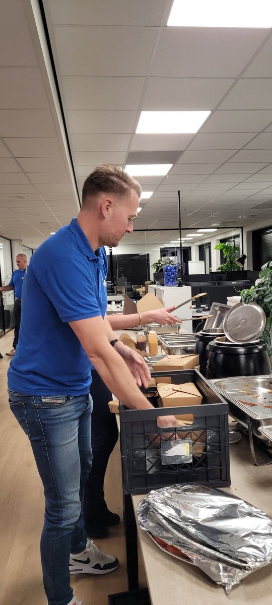 4Dotnet's tweet photo. @DotNetFriday zit er erop, maar we hebben altijd eten over. In plaats van weggooien, brengen we het naar het @Legerdesheils in Nieuwegein. Morgen genieten mensen die het nodig van een warme maaltijd met spareribs, saté, hamburgers en salades. #4Dotnet https://t.co/62LNkP3mTl