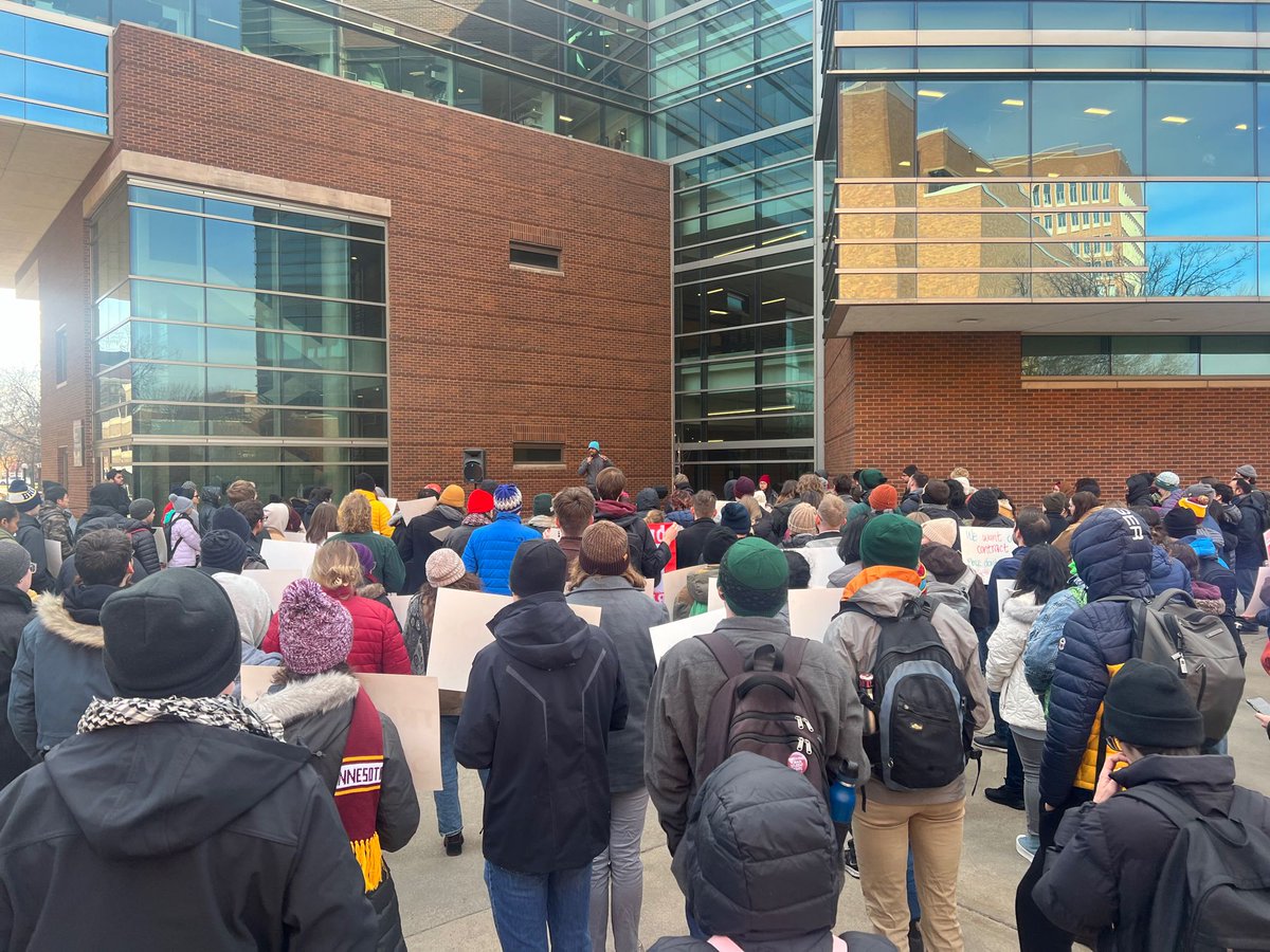 UMN undergraduates stand with graduate workers! We were proud to join @umnglu’s rally for real workplace protections outside Carlson today.