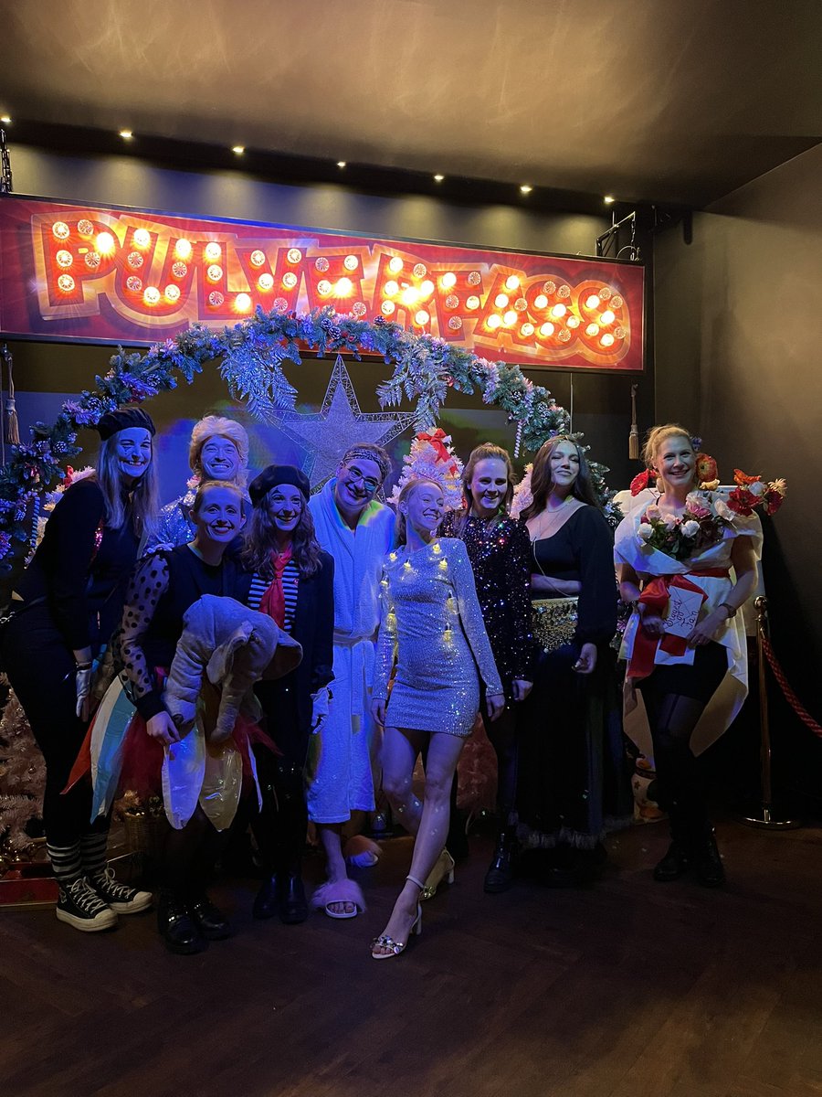 🥁 SHOWTIME – Manege frei für die Achtung! Weihnachtsfeier! In diesem Jahr sind Achtung!s aus Düsseldorf, Köln, Berlin und Hamburg in allen Rollen dabei, die Zirkus, Cabaret und Show zu bieten haben. Es ist uns einmal mehr ein Fest. 💫