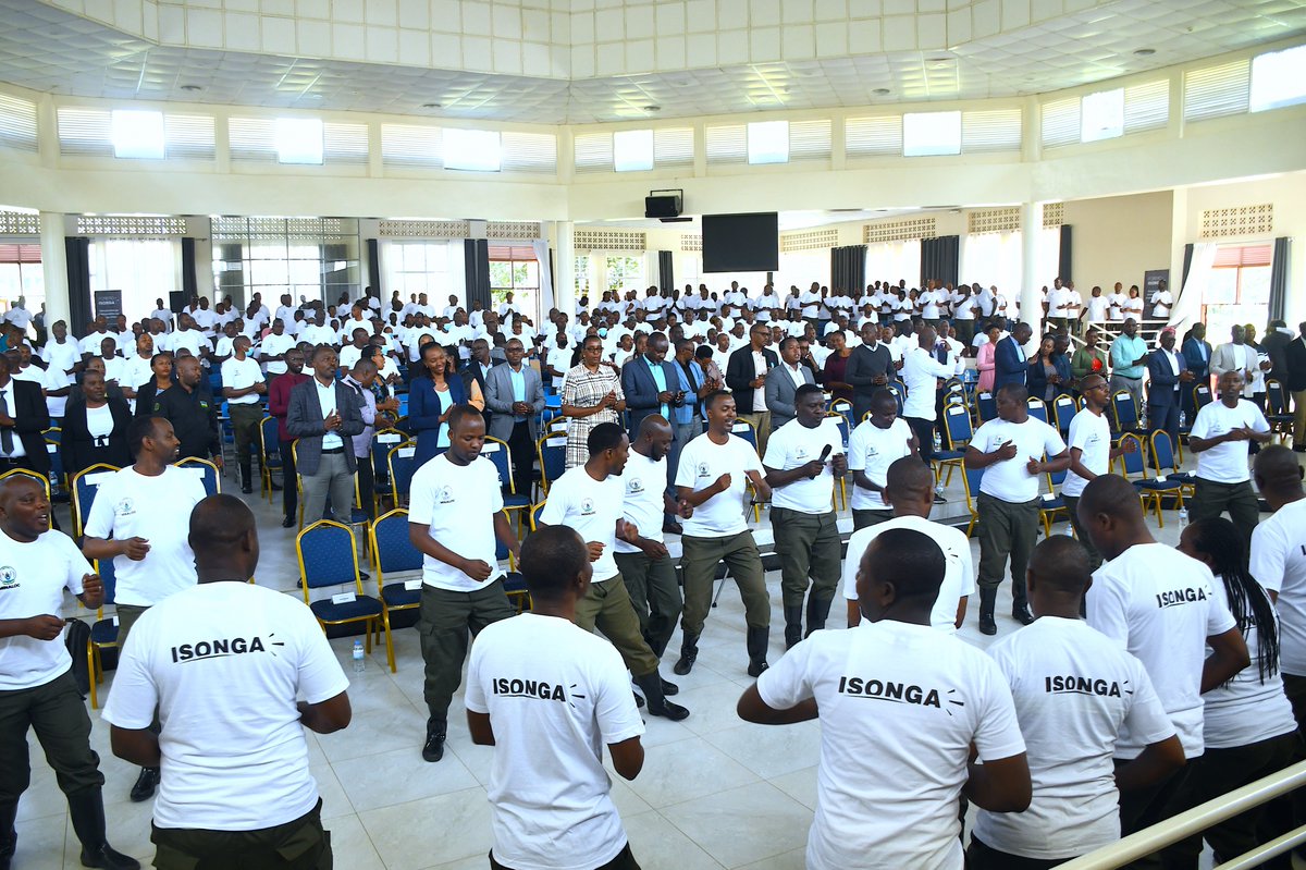 RwandaLocalGov's tweet photo. Kuri uyu mugoroba, Minisitiri @JCMusabyimana yayoboye umuhango wo gusoza #ItoreroIsonga 2023 ryitabiriwe n'Abanyamabanga Nshingwabikorwa b'Imirenge, Uturere, Intara n'Umujyi wa Kigali ryaberaga mu kigo cy'ubutore cya Nkumba.
#UmuturageKuIsonga https://t.co/WlpzRm0BfO