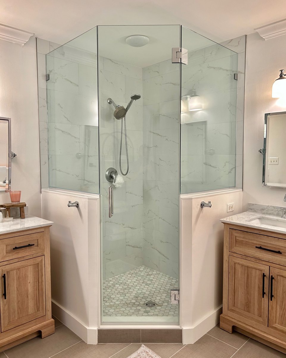 Showerdoorking's tweet photo. Flawless install in Woodbridge β¨ No caption needed π
.
#showerdoor #bathroomremodel #bathroomreno #bathroominspo #bathroomideas #bathroomgoals #bathroomenvy #bathroomsofinsta https://t.co/EnuxDGkuZH