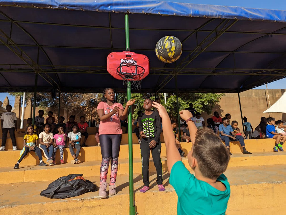 Semaine des Lycées Français du Monde_Jour 3
Jeudi 30 novembre, c'était au tour des CM1 et de CM2 de s'affronter, dans un esprit de compétition avec une ambiance chaleureuse !
Sous les encouragements de leurs camarades de classe, les enfants ont brillamment franchi les épreuves.