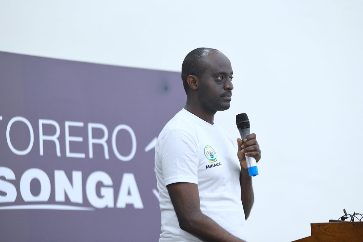 RwandaLocalGov's tweet photo. Minisitiri @JCMusabyimana yasabye:
*Intore kuzashyira mu bikorwa imihigo zahigiye mu itorero;
*Uturere gufasha imirenge guhigura ibyo yiyemeje no kwihutira gukemura imbogamizi zagaragajwe;
*Gushyira hamwe no kurushaho gukorana;
*Gusigasira Ubumwe bw'Abanyarwanda. https://t.co/VsMTEmmTNa