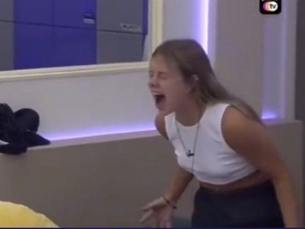 parezco muy tranquila pero me siento así con el tema de las entradas compren compren COMPRENN!! compren
movistararena.com.ar/show/robleis/