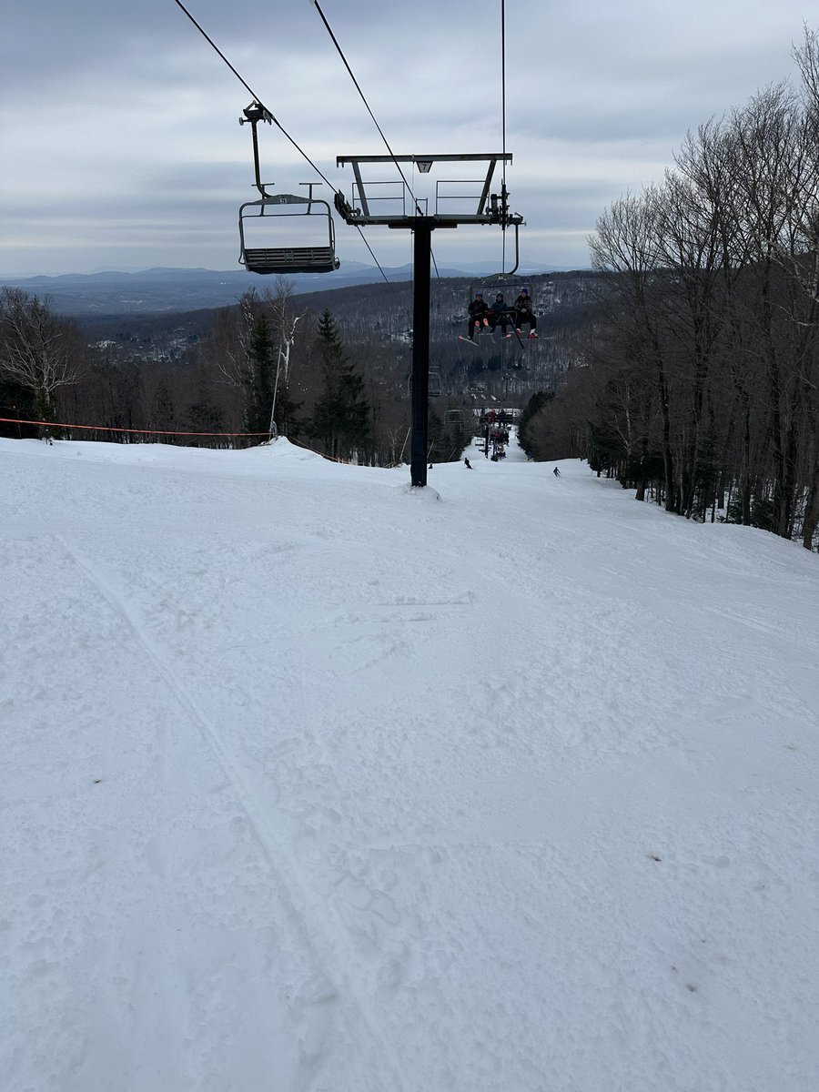 JouranalM's tweet image. Super ski d’automne en couple.

Malgré l’année la plus chaude depuis le dernier coït de mammouth, à l’extrême sud d’une région qui se réchauffe 2X plus vite que le reste de cette planète en feu. 

Et ce, 3 semaines avant le début du dernier hiver. 

#easyfriday