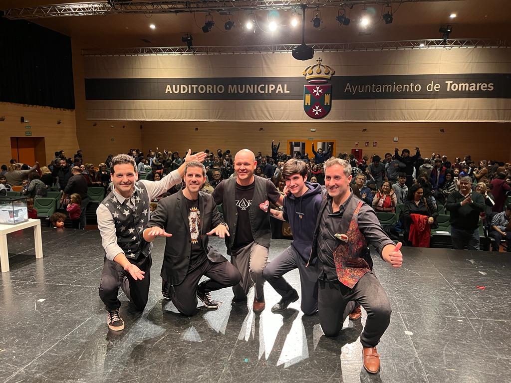 Tomares_es's tweet photo. #Tomares se ha llenado esta tarde de magia solidaria. 🪄🎩
La gala “Ilusiones con corazón”, a beneficio de #CorazonesconBata, ha conseguido que más de 600 personas se unan para ayudar a familias necesitadas del
sevillano barrio de #LosPajaritos esta #Navidad. 🤲 https://t.co/NMtXJkcC7V