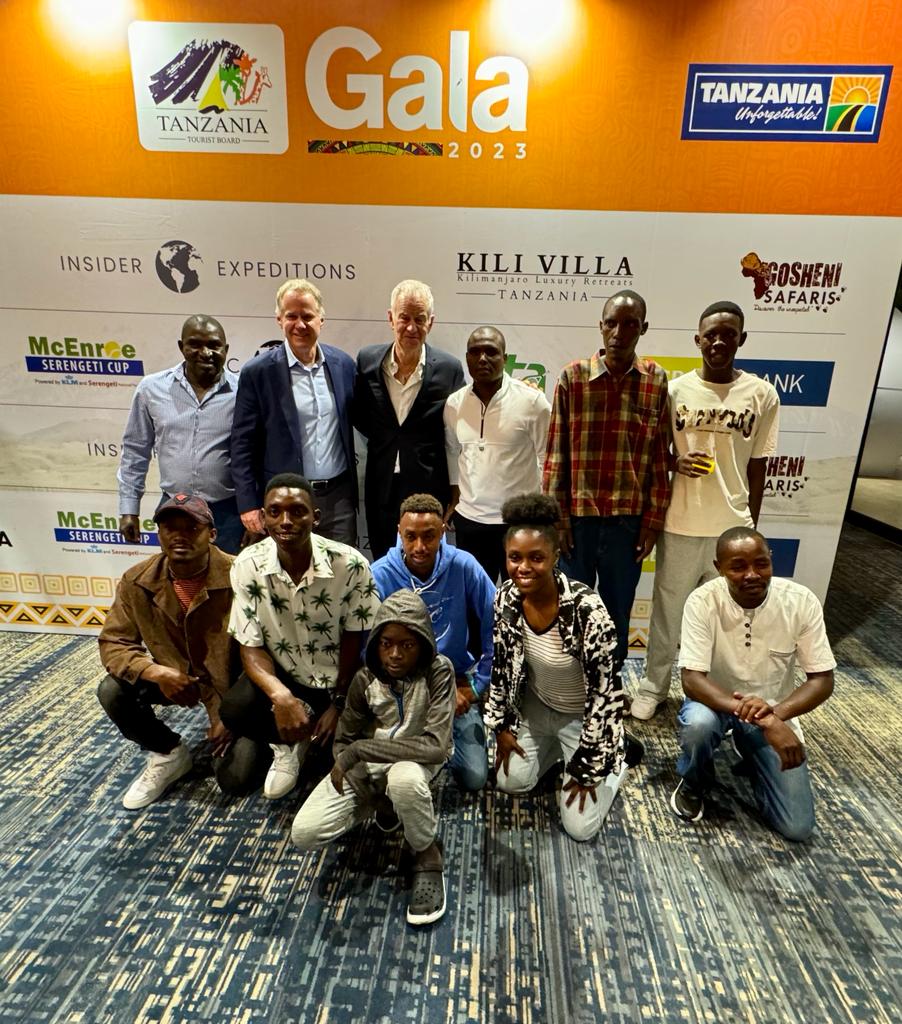 shaffihdauda1's tweet image. Gwiji John McEnroe akiwa kwenye picha ya pamoja na Rais wa chama cha mchezo wa Tennis Tanzania,Francis Thomas pamoja na baadhi ya wachezaji na makocha hii leo jijini Arusha. @JohnMcEnroe

#TheFutureProject 
#EpicTanzaniaTours
#McEnroeSerengetiCup
#TTB
#WizaraYaUtalii