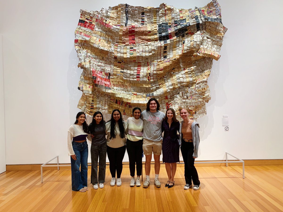 For my last day teaching @UFHonors Arts in Public Health, our (small but mighty) class met at the @HarnMuseumofArt!

Designing & teaching a course on #ArtsinPublicHealth has been surreal. I’m so grateful to my students for bringing their passions & curiosities each week❤️