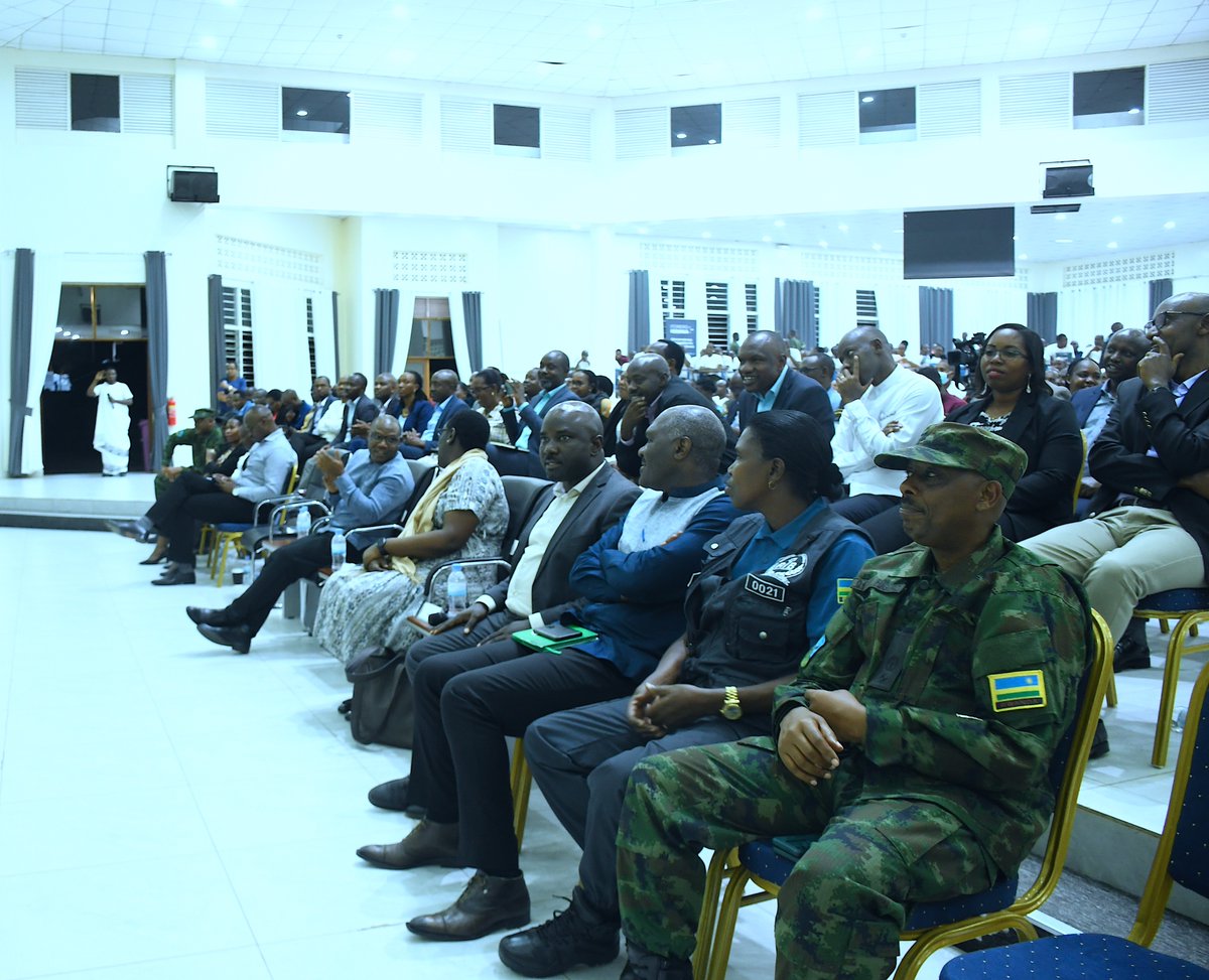 RwandaLocalGov's tweet photo. Mu ijambo rye, Minisitiri @JCMusabyimana yabijeje ko MINALOC igiye gukorana n'izindi nzego hagakurwaho inzitizi zabadindiza mu mikorere yabo; ndetse ko gahunda zo kubahugura no kubongerera ubushobozi zizakomeza gushyirwamo imbaraga. https://t.co/0ioYW1YJy1