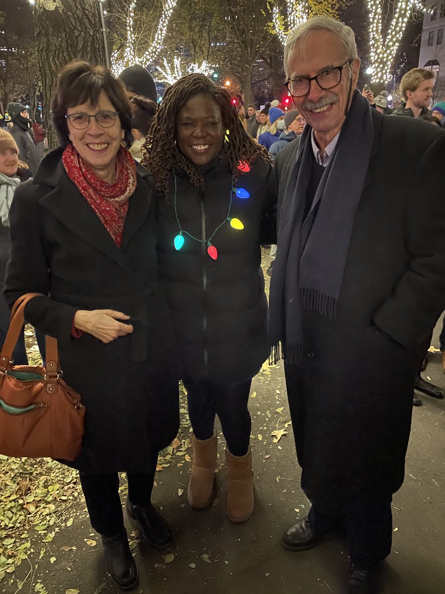 Wonderful evening on the Mall celebrating the holiday tree lighting with friends including NABB chair Martyn Roetter and our great at-large councilor Ruthzee Louijeune. ⁦⁦<a href="/Ruthzee/">Ruthzee Louijeune</a>⁩ ⁦<a href="/FOPG/">Friends of the Public Garden</a>⁩