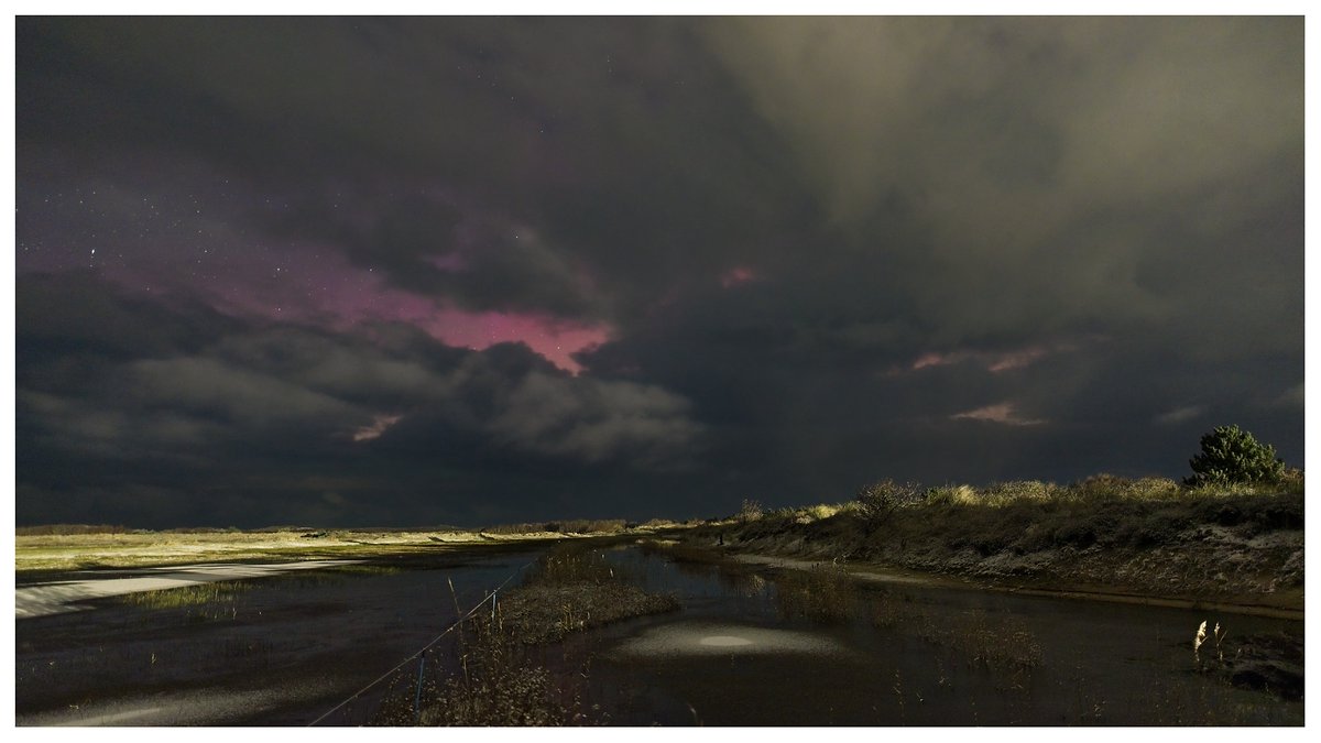 Achter de wolken scheen het #poollicht. Op #Terschelling was het met het blote oog zichtbaar zo tussen de #sneeuwbuien door. #Auroraborealis #noorderlicht  @helgavanleur @PoollichtBE @poollicht @poollichtnl @TamithaSkov