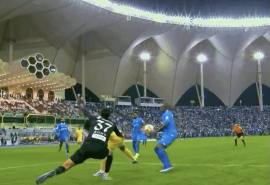 راضوها لا زعلت عودوها على الدلال 💙
عيشوها في رخا.. ضحكوها لا بكت 😂