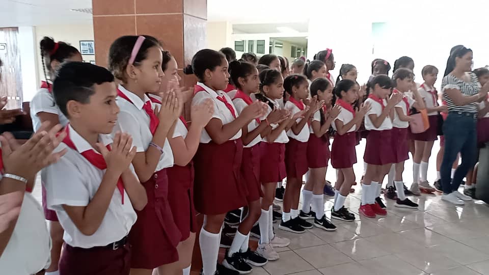 pavel_noa's tweet photo. Que sorpresa, que emoción...
Que grande son nuestros niños, tomaron nuestro @HospitalGustavo #Cienfuegos de para felicitar a sus #Trabajadores por el día del trabajador d la salud. Un fuerte aplauso retumbó en los pasillos
#CubaPorLaSalud https://t.co/Bvl2A4nMIR