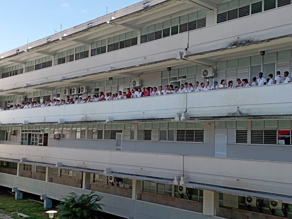 pavel_noa's tweet photo. Que sorpresa, que emoción...
Que grande son nuestros niños, tomaron nuestro @HospitalGustavo #Cienfuegos de para felicitar a sus #Trabajadores por el día del trabajador d la salud. Un fuerte aplauso retumbó en los pasillos
#CubaPorLaSalud https://t.co/Bvl2A4nMIR