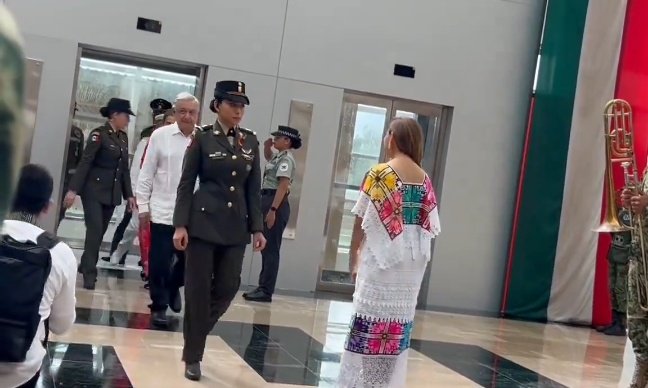la_grenitas's tweet photo. @MaraLezama @lopezobrador_ @AeropuertoTulum Qué manera de humillarte Gobernadora, hasta le hiciste reverencia, casi te le cuelgas, y el ni te peló. En realidad así está acostumbrado, la educación y los modales son algo que no se le dan, eso ya lo sabemos, pero tú deberías tener un gramo de dignidad, no friegues https://t.co/eIuApmEXi4