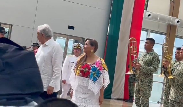 la_grenitas's tweet photo. @MaraLezama @lopezobrador_ @AeropuertoTulum Qué manera de humillarte Gobernadora, hasta le hiciste reverencia, casi te le cuelgas, y el ni te peló. En realidad así está acostumbrado, la educación y los modales son algo que no se le dan, eso ya lo sabemos, pero tú deberías tener un gramo de dignidad, no friegues https://t.co/eIuApmEXi4